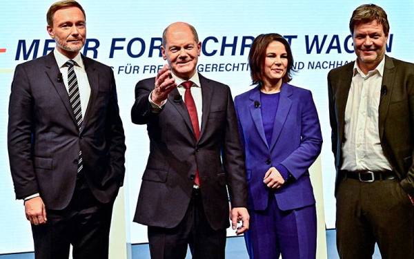 (Dari kiri) Pemimpin FDP, Christian Lindner, Scholz, pemimpin bersama Parti Hijau, Annalena Baerbock dan Robert Habeck ketika sidang media di Pusat Westhafen di Berlin pada Rabu. - Foto: AFP
