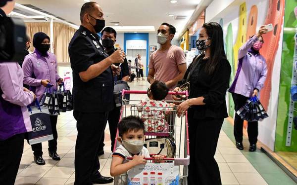 Ketua Polis Perak Datuk Mior Faridalathrash Wahid (dua,kiri) beramah mesra bersama orang awam ketika turut serta pada program Kempen Pencegahan Jenayah Komersial Atas Talian Kontinjen Perak Tahun 2021 di Pusat Beli Belah Aeon Kinta City hari ini.
