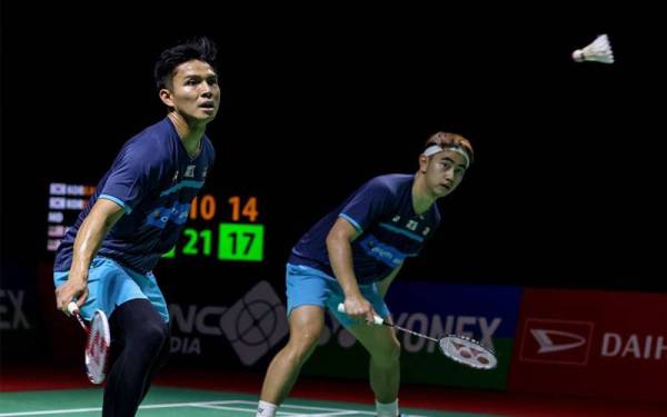 Sze Fei-Nur Izzuddin berjaya menyingkirkan pemenang pingat emas Sukan Olimpik Tokyo 2020, Lee Yang-Wang Chi-Lin di pusingan kedua Terbuka Indonesia. - Foto BAM