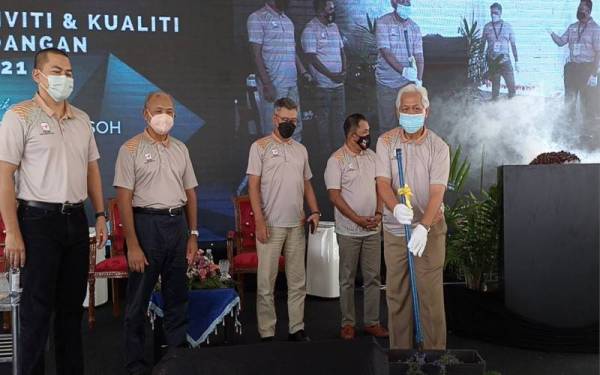 Idris (kanan) melakukan gimik pelancaran inisiatif Ladang Lestari 2523 sempena Hari Produktiviti dan Kualiti Perladangan 2021 di Kilang Sawit FGV Moakil, Segamat pada Khamis