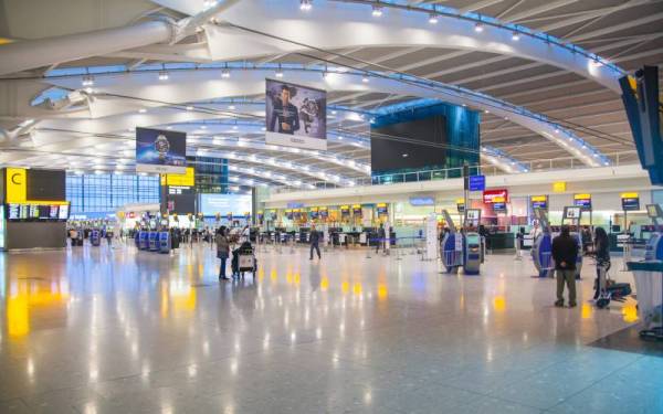 Pelancong yang tiba di United Kingdom dari beberapa negara Afrika akan dikenakan kuarantin susulan penemuan varian baharu Covid-19.