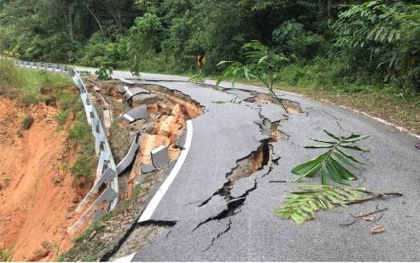 Laluan A300, Jalan Utama Pos Beswok ditutup kepada semua kenderaan. - Foto ihsan pembaca