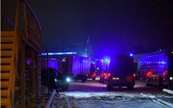 Pasukan penyelamat menjalankan operasi mencari di lombong arang Listvyazhnaya di wilayah Kemerovo berhampiran bandar Belovo. - Foto Alexander Patrin/AFP