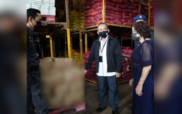 Adnan (tengah) melakukan tinjauan stok bekalan makanan yang melibatkan pembekal yang dilantik.