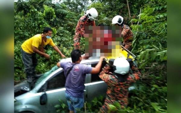 Anggota bomba berusaha menyelamatkan dan menaikkan mangsa ke tebing selepas terjatuh ke dalam gaung sedalam kira-kira 50 meter pada Jumaat. - Foto ihsan JBPM
