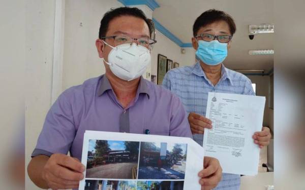 Choon Ming (kiri) dan Chee Boon menujukkan gambar dan laporan polis yang dibuat ketika ditemui pemberita di Pejabat Ketua Biro MCA Penyelarasan Hal Ehwal Kerajaan pada Jumaat