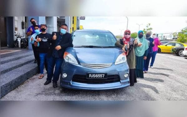 Amri (empat dari kiri) dan Suzana (empat dari kanan) bersama kakitangan di samping kereta Perodua Alza yang menjadi hadiah cabutan bertuah dan akan diumumkan pada Januari 2022.