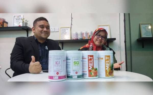 Amri (kiri) dan Suzana bersama produk keluaran baharu Mimi Suri Heritage Sdn Bhd, Kisume yang sudah pun dilancarkan pada Oktober lalu dan mendapat permintaan tinggi.