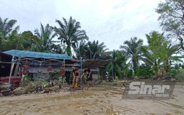 Keadaan kawasan luar kediaman Ramli yang dipenuhi lumpur selepas dilanda banjir sejak Rabu lepas.