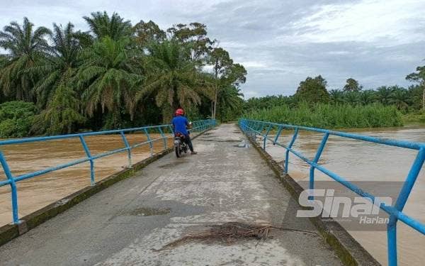 Keadaan paras Sungai Batang Padang di Kampung Degong naik akibat hujan lebat berterusan pada minggu ini ketika tinjauan dilakukan pada Jumaat.