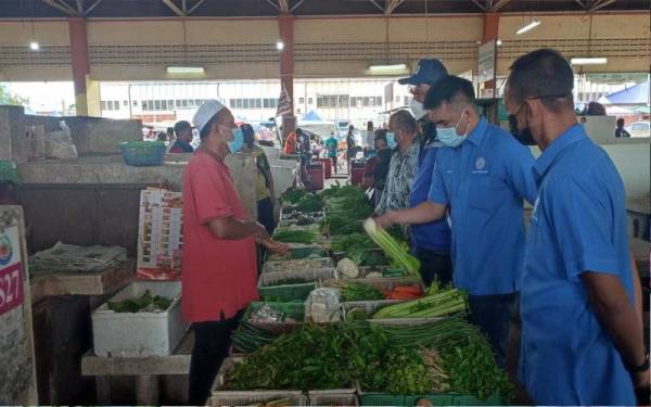 Mohamad Yusrizal (dua,kanan) dan Ketua Pemuda UMNO Alor Setar,Syed Mohd Johan Rizal Syed Unan Mashri (tiga, kanan) melakukan pemantauan harga bersama Pemuda UMNO Bahagian Alor Setar di Pasar Kampung Berjaya, di sini, pada Jumaat.
