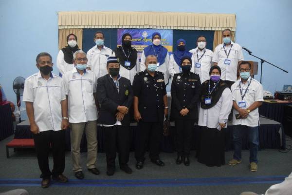 Timbalan Ketua Polis Daerah Dungun Deputi Superintendan Mohd Zohan Seman (tengah) bersama Ahli Jawatankuasa PPPNT Cawangan Dungun sesi ke dua