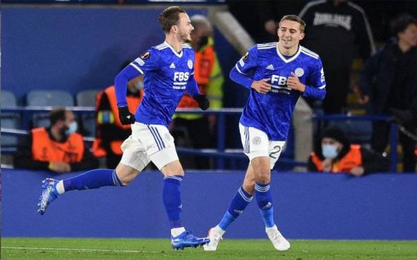 Maddison (kiri) meraikan jaringan kedua The Foxes ketika melayan kunjungan Legia Warsaw di Stadium King Power, Leicester. - Foto AFP
