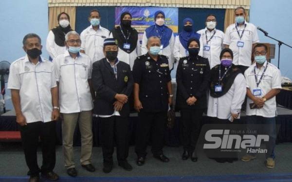 Mohd Zohan (tengah) bersama Ahli Jawatankuasa PPPNT Cawangan Dungun.