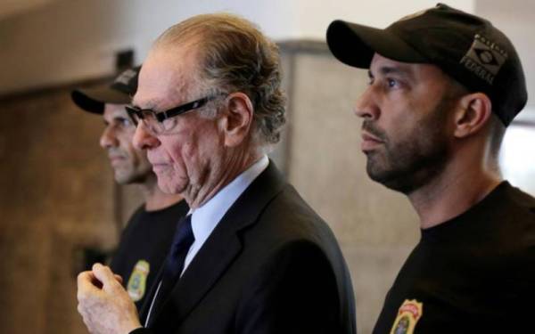 Carlos Arthur Nuzman (tengah) dijatuhi hukuman penjara 30 tahun 11 bulan atas sabitan rasuah, pengubahan wang haram dan mengelak membayar cukai. - Foto fail Reuters