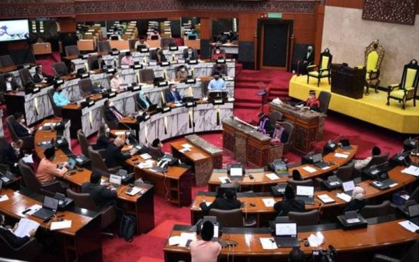 Amirudin (tengah) membentangkan Mesyuarat Kedua Belanjawan Selangor 2022 pada Persidangan Penggal Keempat Dewan Negeri Selangor Yang Ke-14 Tahun 2021 di Bangunan Dewan Negeri Selangor pada Jumaat. - Foto Bernama