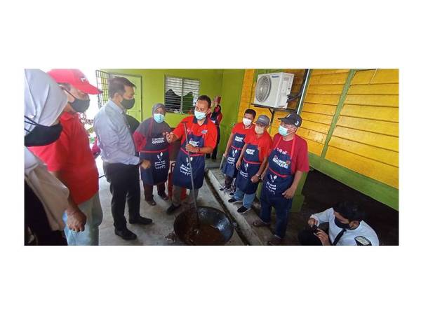 Mohd Khairul Adib (tiga dari kiri) ketika melawat Pawe Rembau pada Khamis.