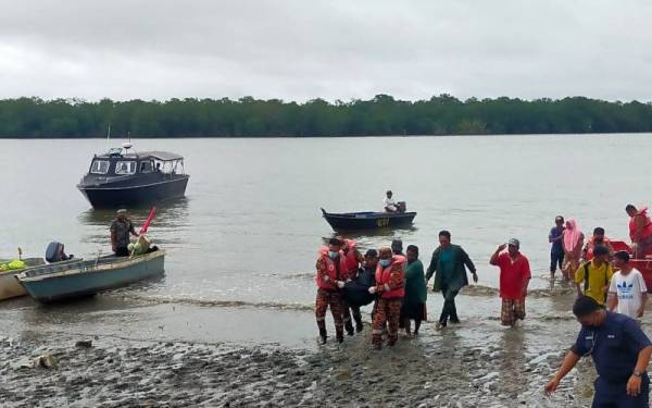Mayat mangsa dibawa ke pantai sebelum diserahkan kepada pihak polis di Kampung Sewanang, Batu 19, Sandakan.