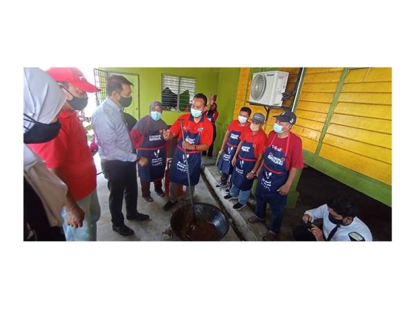 Mohd Khairul Adib (tiga dari kiri) ketika melawat Pawe Rembau pada Khamis.