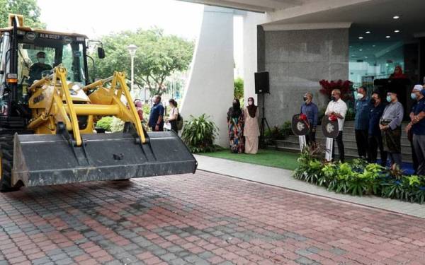 Rumaizi (tiga dari kanan) melancarkan perolehan kenderaan operasi Majlis Bandaraya Ipoh (MBI) pada Jumaat.