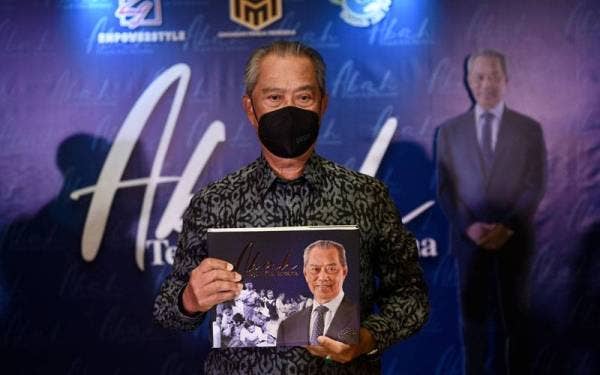 Tan Sri Muhyiddin Yassin bersama Buku Biografi Bergambar "Abah Teguh Kita Bersama” selepas pelancaran buku tersebut pada Jumaat. - Foto Bernama