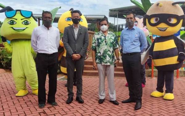 Nar Azaman (dua dari kanan) dan Shahril (dua dari kiri) bergambar bersama maskot Fantasia Aquapark iaitu Bee bee, Rara, Rem dan Eemut.