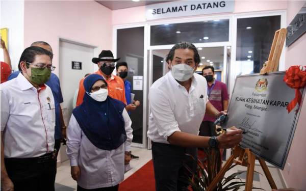 Khairy Jamaluddin (kanan) menandatangani plak perasmian pada Majlis Penyerahan dan Perasmian Projek Klinik Kesihatan Kapar pada Sabtu. Turut hadir, Ketua Setiausaha Kementerian Kesihatan Malaysia, Datuk Mohd Shafiq Abdullah (kiri) dan Pengerusi Jawatankuasa Tetap Kesihatan Awam, Perpaduan dan Pembangunan Keluarga Negeri Selangor Dr Siti Mariah Mahmud (dua, kiri). - Foto Bernama 