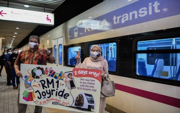 Noormah bersama Pengarah Kanan Bahagian Komunikasi Tourism Malaysia Iskandar Mirza Mohd Yusof ketika melakukan gimik perasmian RM1 Joyride Hujung Minggu bersama Express Rail Link (ERL) pada Sabtu. - Foto Bernama 