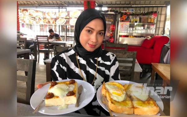 Nurul Azura menunjukkan roti TikTok yang akan dinaikkan RM5 daripada RM4.50. - Foto Sinar Harian