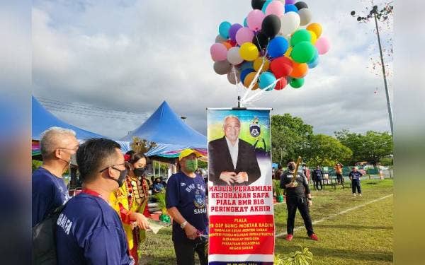Bung Moktar merasmikan Piala Datuk Seri Bung Moktar Radin di Kompleks Sukan Likas, Kota Kinabalu.