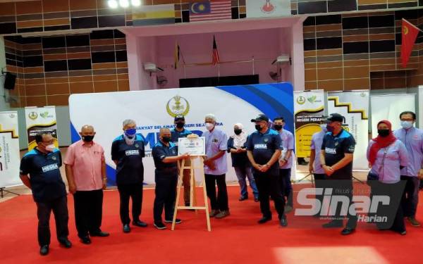 Saarani (empat dari kiri) menyempurnakan program Mesra selepas Sesi Townhall Menteri Besar Bersama Rakyat (Mesra) Usahawan di Dewan Dato’ Lope Hashim, di sini pada Sabtu.