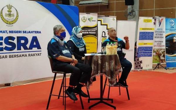 Saarani (kanan) bersama Ahmad Zahid ketika Sesi Townhall Menteri Besar Bersama Rakyat (Mesra) Usahawan di Dewan Dato’ Lope Hashim, di Bagan Datuk pada Sabtu.