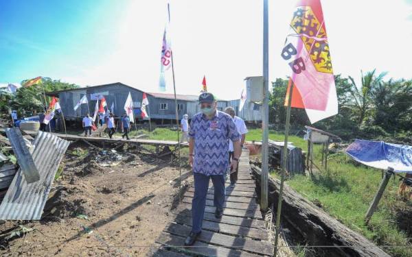 Annuar Musa melawat ke rumah Rumah Panjang Baki Kampung Sebayang, ketika hadir bagi melancarkan satelit jalur lebar (VSAT WiFi) pada Program Kembara Connectivity Sarawak hari ini. - Foto Bernama