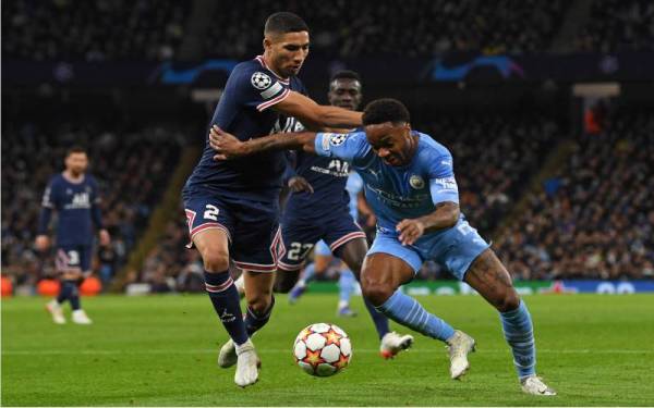 Sterling (kanan) ketika beraksi menentang PSG di Stadium Etihad, Manchester.