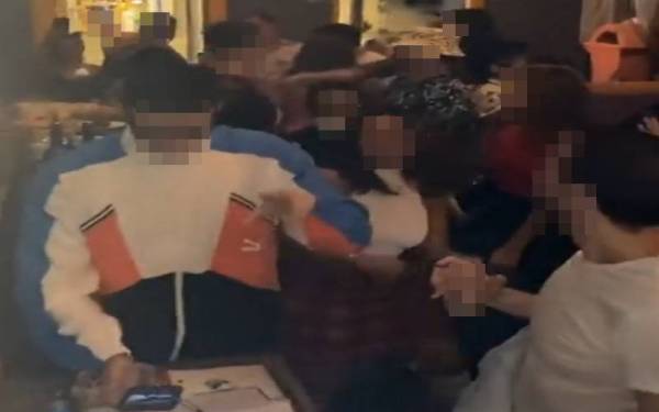 Video tular memaparkan sekumpulan individu sedang berhibur di sebuah premis yang didapati melanggar SOP PPN Fasa 4.