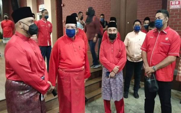 Saifuddin bersama perwakilan Bersatu Indera Mahkota sebelum perasmian Persidangan Bersatu Bahagian Indera Mahkota di Kompleks Dagangan Mahkota sini pada malam Sabtu.