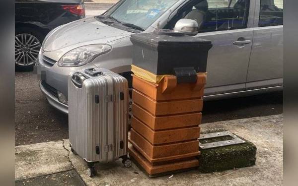 Sebuah beg pakaian ditinggalkan di tepi tong sampah berhampiran sebuah kedai basikal di Jalan Telawi Bangsar.- Foto ihsan polis