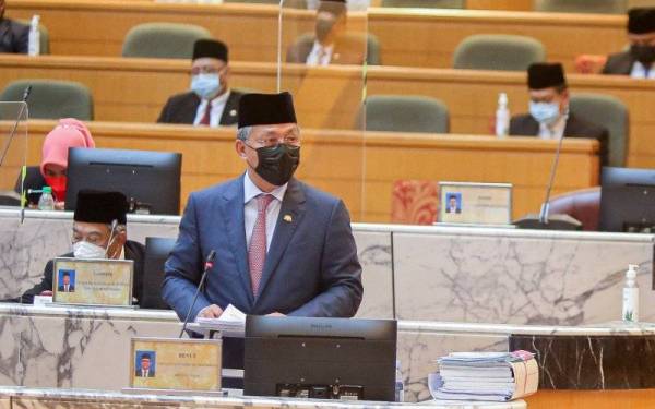 Hasni (berdiri) pada sesi penggulungan Persidangan Keempat Dewan Undangan Negeri (DUN) Johor yang ke-14 di Kota Iskandar pada Ahad.