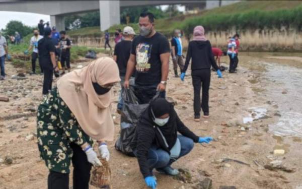 Rodziah (kiri) mengutip sampah ketika Program Kudah di sekitar Laman Niaga @ Ampang Waterfront pada Ahad.