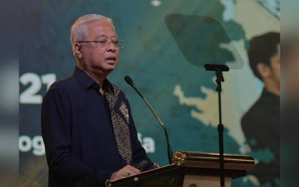 Perdana Menteri, Datuk Seri Ismail Sabri Yaakob berucap pada Perasmian Malam Kemuncak Pertandingan Akhir Pidato Antarabangsa Bahasa Melayu Piala Perdana Menteri 2021 di Dewan Sultan Iskandar UTM pada Ahad. - Foto Bernama