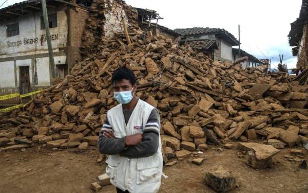 Sekurang-kurangnya 12 orang cedera dalam kejadian gempa bumi berukuran 7.5 magnitud di utara Peru. - Foto Reuters