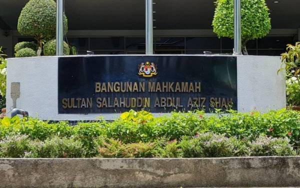 Seorang lelaki dipenjara sehari dan denda RM4,000 oleh Mahkamah Sesyen Shah Alam pada Isnin atas kesalahan menyamar sebagai pegawai KPDNHEP.