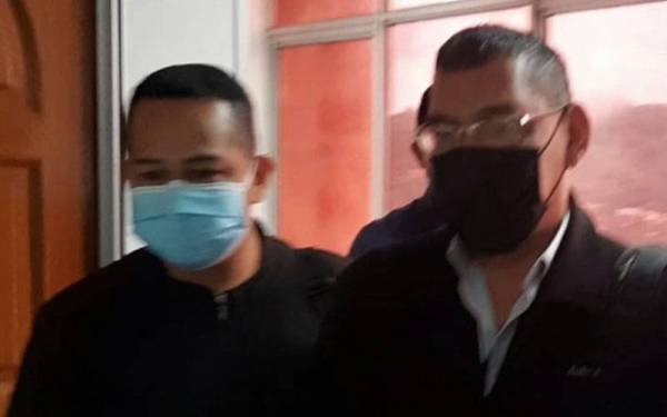 Tertuduh, Sauddin (kanan) mengaku tidak bersalah menerima suapan berjumlah keseluruhan RM27,500 di Mahkamah Sesyen Kuala Terengganu pada Isnin.