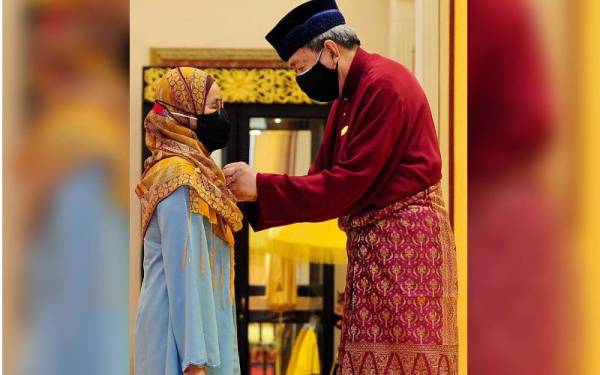 Sultan Sharafuddin (kanan) berkenan mengurniakan Darjah Kebesaran Setia-Sultan Sharafuddin Idris Shah (S.I.S) kepada Editor Eksekutif Meja Berita Perkhidmatan Berita Dalam Negeri Bernama, Harlina Samson pada Istiadat Penganugerahan Pengurniaan Darjah dan Bintang Kebesaran Negeri Selangor Sempena Menyambut Hari Keputeraan Baginda Yang Ke-75 di Balairung Seri Istana Alam Shah hari ini.  - Foto Bernama