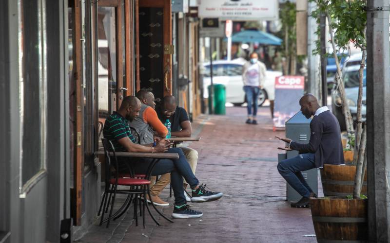 Kelihatan orang ramai berada di sekitar jalan komersial di Cape Town, Afrika Selatan. Foto Xinhua