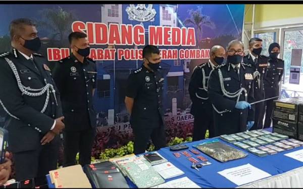 Mazlan menunjukkan barang kes yang dirampas pada sidang akhbar di Ibu Pejabat Polis Daerah Gombak di sini pada Isnin.