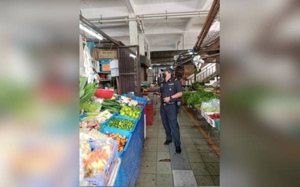 Pegawai penguat kuasa KPDNHEP menjalankan pemantauan dan pemeriksaan harga sayur-sayuran di sebuah pasar awam di daerah Manjung. FOTO KPDNHEP