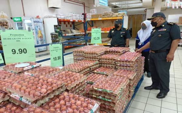 Pegawai penguat kuasa KPDNHEP menjalankan pemantauan dan pemeriksaan harga barangan keperluan di sebuah pasar raya di daerah Manjung. FOTO KPDNHEP