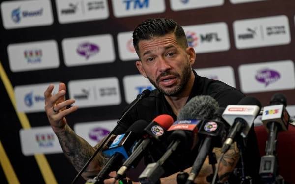 Benjamin Mora Mendivil bercakap pada pada Sidang Media Pra-Perlawanan Akhir Piala Malaysia 2021 di Bilik Sidang Media, Stadium Nasional Bukit Jalil hari ini. Foto Bernama