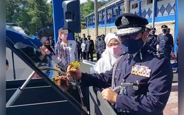 Mazlan merasmikan Ibu Pejabat Polis Daerah Gombak pada Isnin.